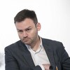L'air pensif, Paul St-Pierre Plamondon regarde un journaliste qui pose une question.