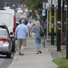 Des personnes marchant dehors à Montréal.