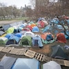 Des tentes sur le campus.