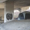 Campement de sans-abris sous un pont