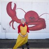 Gisèle Schofield qui travaille dans une poissonnerie à  Baie-Sainte-Anne.
