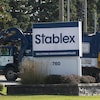 Une pancarte où l'on peut lire « Stablex solutions environnementales » devant un camion à déchets, à l'entrée du site de l'entreprise.