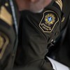 Un écusson sur un uniforme de la Sûreté du Québec.