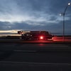 Un camion de pompiers sur une route en soirée.