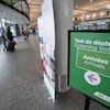 Un panneau indiquant la direction d'un lieu de dépistage à l'aéroport de Montréal.