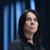 Valérie Plante devant un micro.