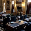 Les sièges des députés dans la salle de l'Assemblée législative.