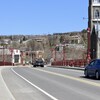 Rue du centre-ville de Sainte-Marie. Une voiture passe en premier plan, l'église de Sainte-Marie en arrière-plan.