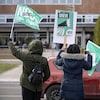 Des grévistes devant le Centre hospitalier affilié universitaire régional de Trois-Rivières.