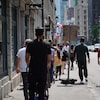 Des piétons marchent dans le Vieux-Montréal.