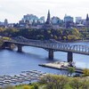 Vue aérienne du pont, de la rivière des Outaouais et du centre-ville d'Ottawa.