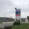 Une affiche qui montre le prix de l'essence dans une station de service de Sudbury. 
