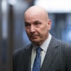 Frank Zampino dans un couloir du palais de justice de Montréal, le 6 mai 2025.
