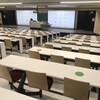 Les salles de classe sont munies de points verts pour signifier aux étudiants où ils peuvent s'installer.