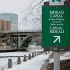 Un panneau indiquant le canal Rideau en hiver.