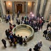 Des parlementaires et des protestataires sont dans la rotonde du palais législatif de Regina, en Saskatchewan, après l'adoption du projet de loi Saskatchewan First, le 16 mars 2023.