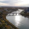 Vue aérienne du centre-ville de Saskatoon avec les ponts et la rivière Saskatchewan Sud au début de l'automne 2021.
