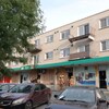 Un périmètre de sécurité autour d'un bâtiment où s'activent des pompiers et des policiers.