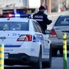 Un policier discute avec l'automobiliste qu'il a intercepté.