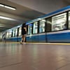 Des passagers attendent sur le quai d'une station de métro à Montréal.