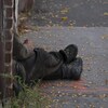 Les pieds d'une personne itinérante.