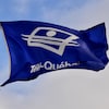 Un drapeau avec le logo de Télé-Québec au vent.