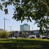 Les terrains de la Défense avec, en arrière-plan, le centre commercial Laurier Québec.