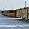 Une rangée d'autobus scolaire par un temps froid d'hiver en Saskatchewan.