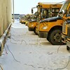 Des autobus scolaire sont branchés pendant l'hiver.