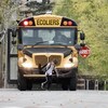 Des élèves descendent d'un autobus scolaire.
