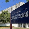 L'enseigne de l'Université de Sudbury devant son édifice.