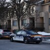 Une autopatrouille garée dans un secteur résidentiel.