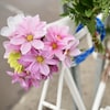 Gros plan sur des fleurs déposées sur un vélo fantôme commémoratif.