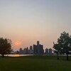 Une prise de vue du centre-ville de Détroit, de l'autre côté de la rivière, le soir, au coucher de soleil. 