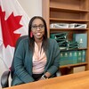 Arielle Kayabaga assise dans son bureau de circonscription.