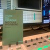 Le livre Vivre ou presque de Nicolas Weinberg sur une console de studio de radio.