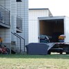 Un camion de déménagement est stationné devant un appartement.