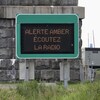 Annonce d'une alerte Amber affichée près d'un pilier de pont.  