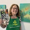 Une artiste entre deux de ses oeuvres