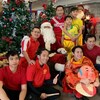 Des membres de l'Association vietnamienne de Sudbury posent pour une photo avec le Père Noël dans un centre d'achat.