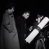 De jeunes astronomes regardent le ciel dans un télescope en 1965. 