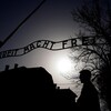 Le portail fer forgé arborant le slogan nazi « Arbeit macht frei » (« Le travail rend libre ») à l'ancien camp de concentration d'Auschwitz.
