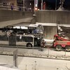 Un autobus accidenté se fait remorquer.