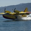 Un avion-citerne jaune faisant le plein