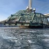 Une barge transporte une section du vieux pont Champlain sous l'actuel pont Samuel-De Champlain.