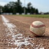 Une balle de baseball sur le terrain.