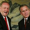 Jean Chrétien et George W. Bush posent en souriant.