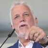 Philippe Couillard, devant un micro.
