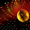 Un boule disco émet des reflets dans le plafond d'une salle.