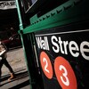 Une affiche à New York indique l'entrée d'une bouche de métro de Wall Street.